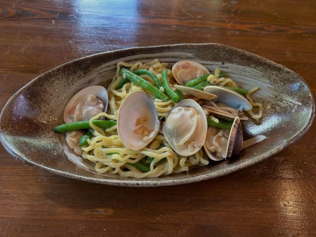 試作品を作ってみました。
ハマグリと季節のインゲンの塩焼きそば
ニンニクのみじん切りをオリーブオイルで炒めて沖縄のタレで味付けしました。
子供さんにも食べられる様に唐辛子は入れないでブラジルのタバスコをかけたら良い感じ！
月曜日と火曜日の日替わりランチは時間限定だけどお値段に合わせた仕入れとそれなりの満足の出来るお腹を満たすメニューを考えるのが悩む時もあるけれどとても楽しい。
お忙しい方の為にテイクアウトも承ります。
事前に連絡を入れて頂ければ時間にはご用意いたします。
よろしくお願いいたします。

暑いので水分補給をしっかりと摂ってくださいね。