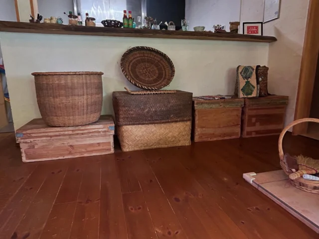 日本の古い物が好きでブラジル料理も好きすぎてお店を始めて10月で6年になります。
オープンして5ヶ月でコロナ禍になってこのお店を知らない人が多いです。
そんな状況でも調べて東京や川崎、埼玉など遠くから来てくださって嬉しくて感謝してます。
これからもコツコツと真心を込めてお料理も接客も行います。
よろしくお願いいたします。

少しですがお店の中の写真を投稿したので見てね。
着物は母方のおばあちゃんが縫ってくれた物です。七五三の着物も大事に取ってて娘にも孫にも着せました。

廊下の突き当たりの写真はお客様が撮られたリオの夜景です。

#ブラジル料理のお店
#トゥッカーノ
#フェジョアーダ
#シュハスコ（牛肉、魚）
#タラのコロッケ
#塩味の唐揚げ
#BIGハンバーガー
#普通サイズのハンバーガー
#成田スガコーヒー
#ガラナジュース
#グァバジュース
#パイナップルジュース
#ノンアルコール
